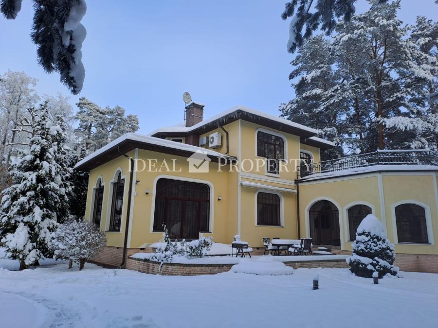 For sale is a private house in Asari, with a swimming pool and sauna.